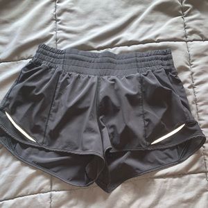 LULU Hotty Hot Shorts 2.5 Inch Size 6